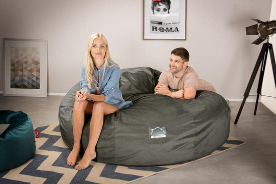 LOUNGE PUG, CloudSac 3000 XXL - Jättisuuri Muistivaahtotäytteinen Säkkituolisohva - Sametti Grafiitti