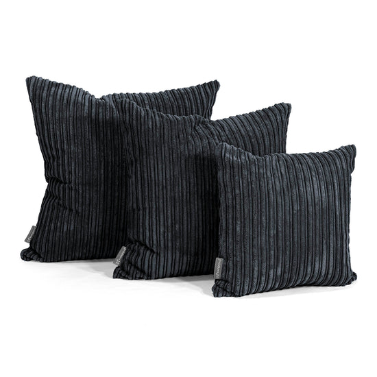 Tyyny 47 x 47cm - Vakosametti Musta 02