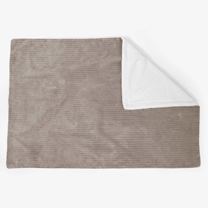 Iso Sherpa Viltti 140 x 200cm - Vakosametti Harmaabeige - 02