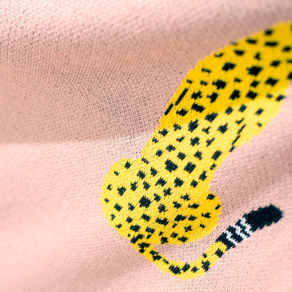 Huopa - Neulottu Gepardi Vaaleanpunainen Fabric Close-up Image