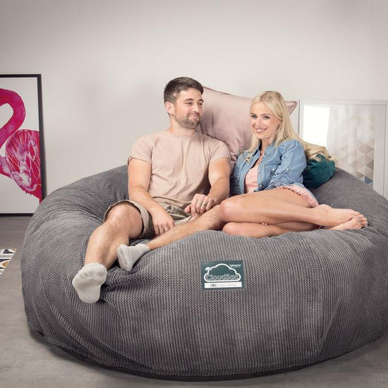 LOUNGE PUG, CloudSac 3000 XXL - Jättisuuri Muistivaahtotäytteinen Säkkituolisohva - Pompula Hiilen harmaa