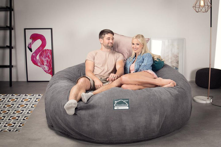 LOUNGE PUG, CloudSac 3000 XXL - Jättisuuri Muistivaahtotäytteinen Säkkituolisohva - Pompula Hiilen harmaa