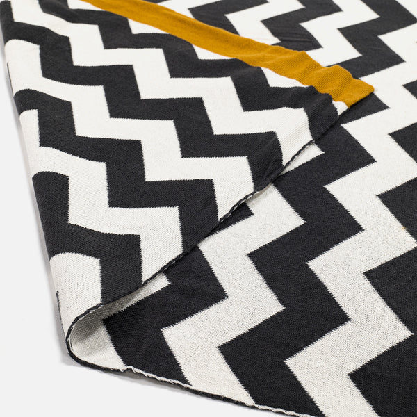 Huopa - Neulottu Aztec Fabric Close-up Image